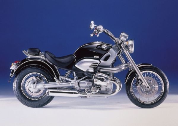 <div class='descrGalleryTitle'>BMW R 1200 C</div><div class='descrGalleryText'><p>Tra le alternative ad Harley-Davidson giapponesi e italiane, s’inserisce una tedesca, inevitabilmente BMW. La R 1200 C è sì una cruiser, ma <b>non è una “copia” </b>delle proposte americane, cosa che invece sono state le Honda e Yamaha appena trattate, perché presenta soluzioni tecniche e uno stile tutto proprio. Il <b>motore è boxer</b>, la sospensione anteriore è un telelever e al posteriore si trova un monobraccio con trasmissione a cardano. Insomma, la R 1200 C mescola elementi fortemente distintivi della tradizione BMW ad una destinazione d’uso, questa sì, sovrapponibile alle concorrenti. Il motore è da 1.170 cc raffreddato ad aria e olio, alimentato a iniezione e capace di erogare 61 cavalli, ma soprattutto <b>98 Nm a soli 3.000 giri</b>; le ruote erano da 16 e 15” e il peso a secco si attestava attorno ai 260 kg. La R 1200 C è stata disponibile in diversi allestimenti, ciascuno recante una propria personalità: Classic, Avantgarde, Independent e Montauk.</p>
</div>